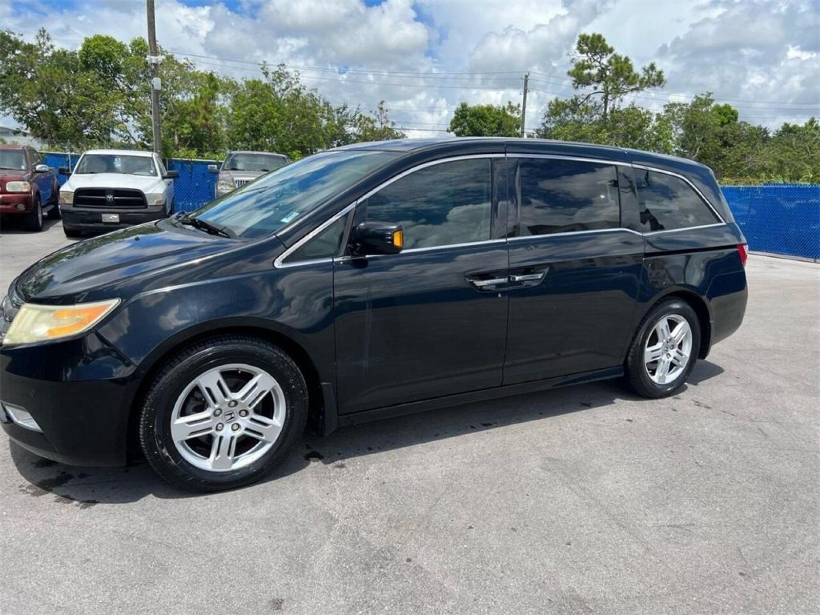 2013 Crystal Black Pearl Honda Odyssey (5FNRL5H97DB) with an 3.5L V6 SOHC i-VTEC 24V engine, Automatic transmission, located at 27610 S Dixie Hwy, Homestead, FL, 33032, (305) 749-2348, 25.510241, -80.438301 - Photo #2