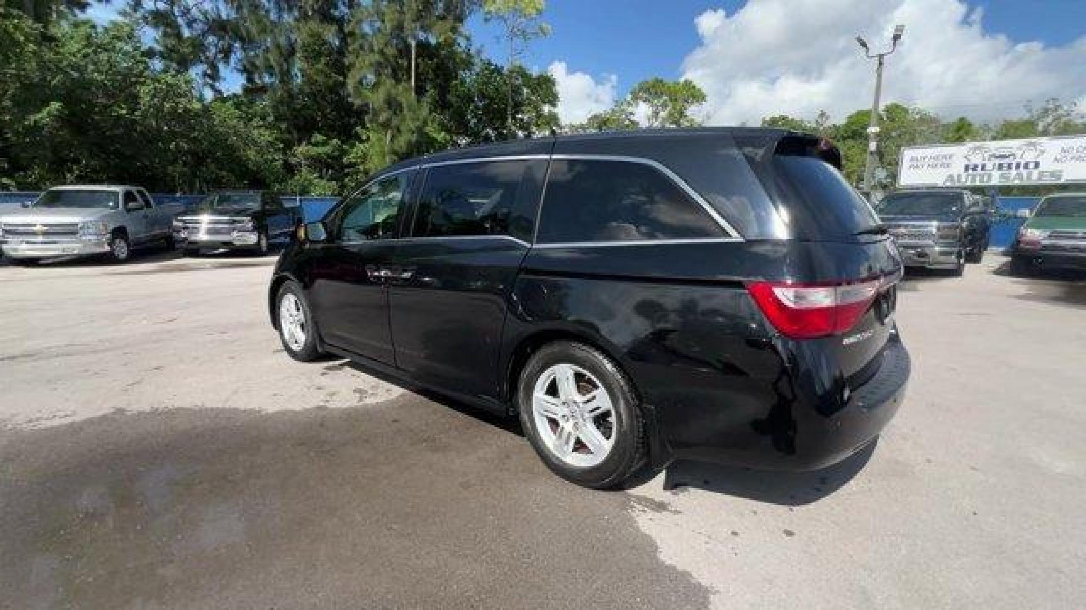 2013 Crystal Black Pearl Honda Odyssey (5FNRL5H97DB) with an 3.5L V6 SOHC i-VTEC 24V engine, Automatic transmission, located at 27610 S Dixie Hwy, Homestead, FL, 33032, (305) 749-2348, 25.510241, -80.438301 - Photo #11
