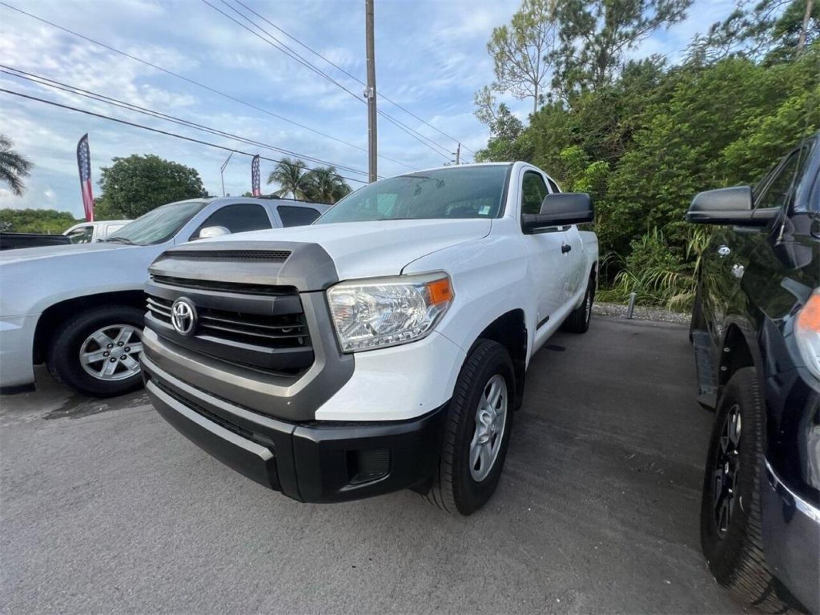 2016 Super White /Graphite Toyota Tundra SR (5TFRM5F1XGX) with an 4.6L V8 DOHC Dual VVT-i 32V engine, Automatic transmission, located at 27610 S Dixie Hwy, Homestead, FL, 33032, (305) 749-2348, 25.510241, -80.438301 - Photo #9