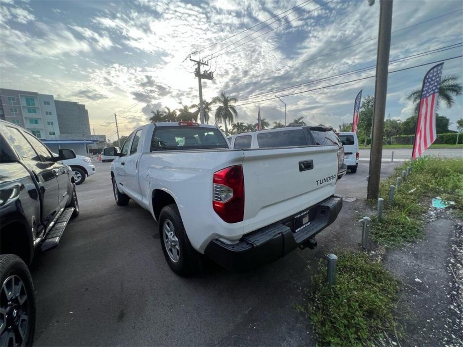 2016 Super White /Graphite Toyota Tundra SR (5TFRM5F1XGX) with an 4.6L V8 DOHC Dual VVT-i 32V engine, Automatic transmission, located at 27610 S Dixie Hwy, Homestead, FL, 33032, (305) 749-2348, 25.510241, -80.438301 - Photo #6