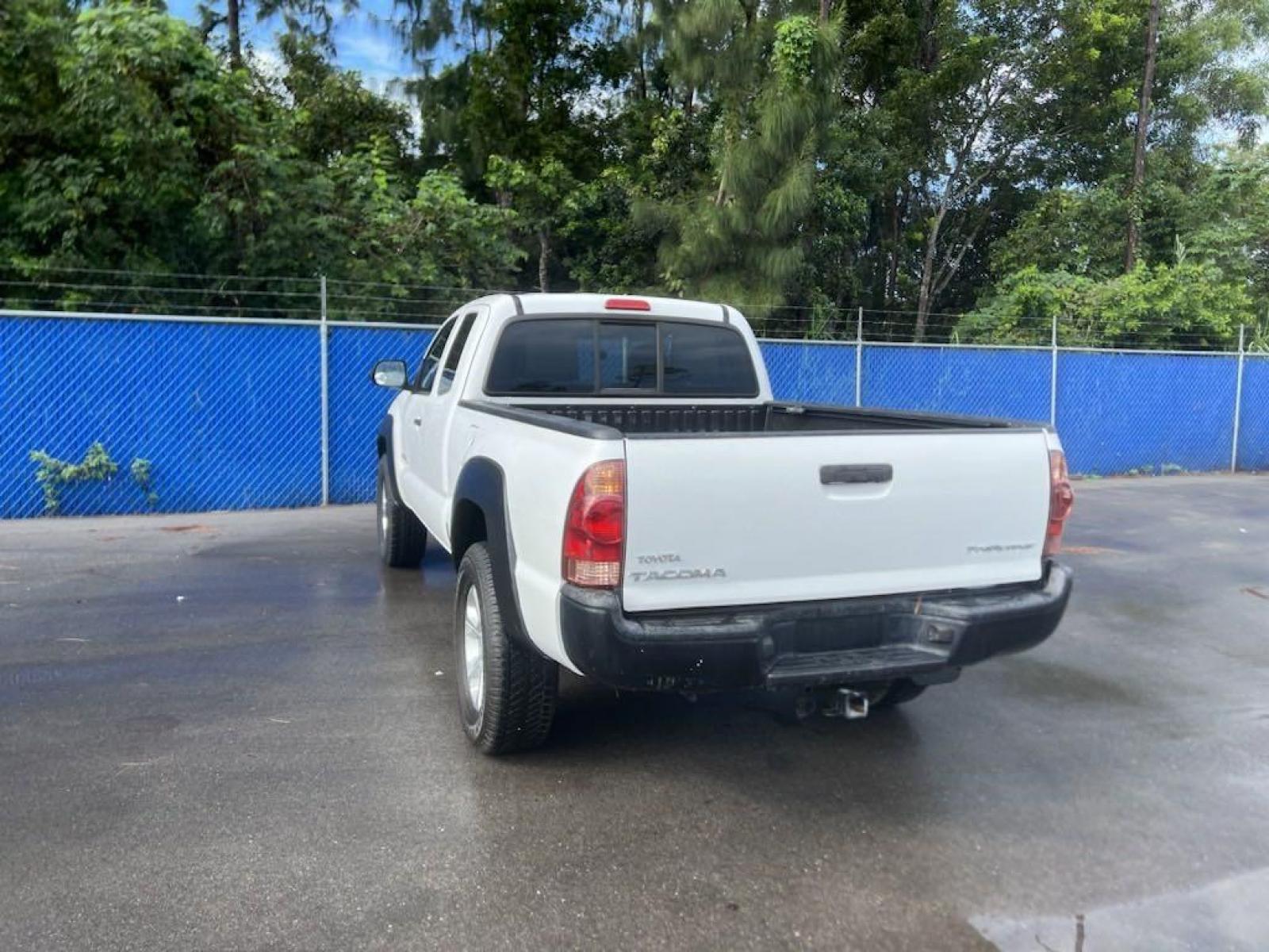 2014 Super White /Graphite Toyota Tacoma PreRunner (5TFTX4GN0EX) with an 2.7L I4 DOHC 16V engine, Automatic transmission, located at 27610 S Dixie Hwy, Homestead, FL, 33032, (305) 749-2348, 25.510241, -80.438301 - Photo #3