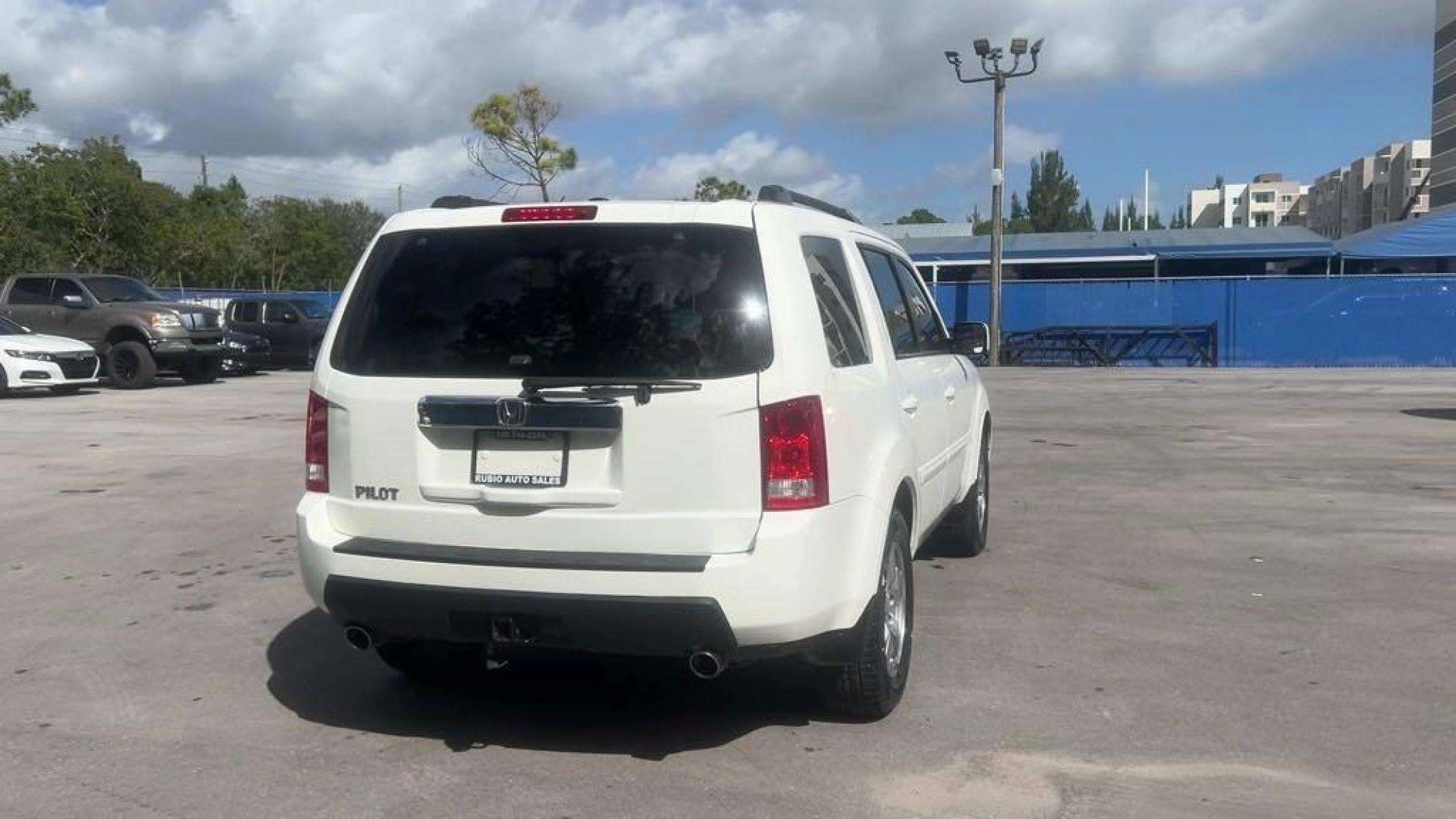 2011 Taffeta White /Black Honda Pilot EX-L (5FNYF3H56BB) with an 3.5L V6 SOHC i-VTEC VCM 24V engine, Automatic transmission, located at 27610 S Dixie Hwy, Homestead, FL, 33032, (305) 749-2348, 25.510241, -80.438301 - Photo #4