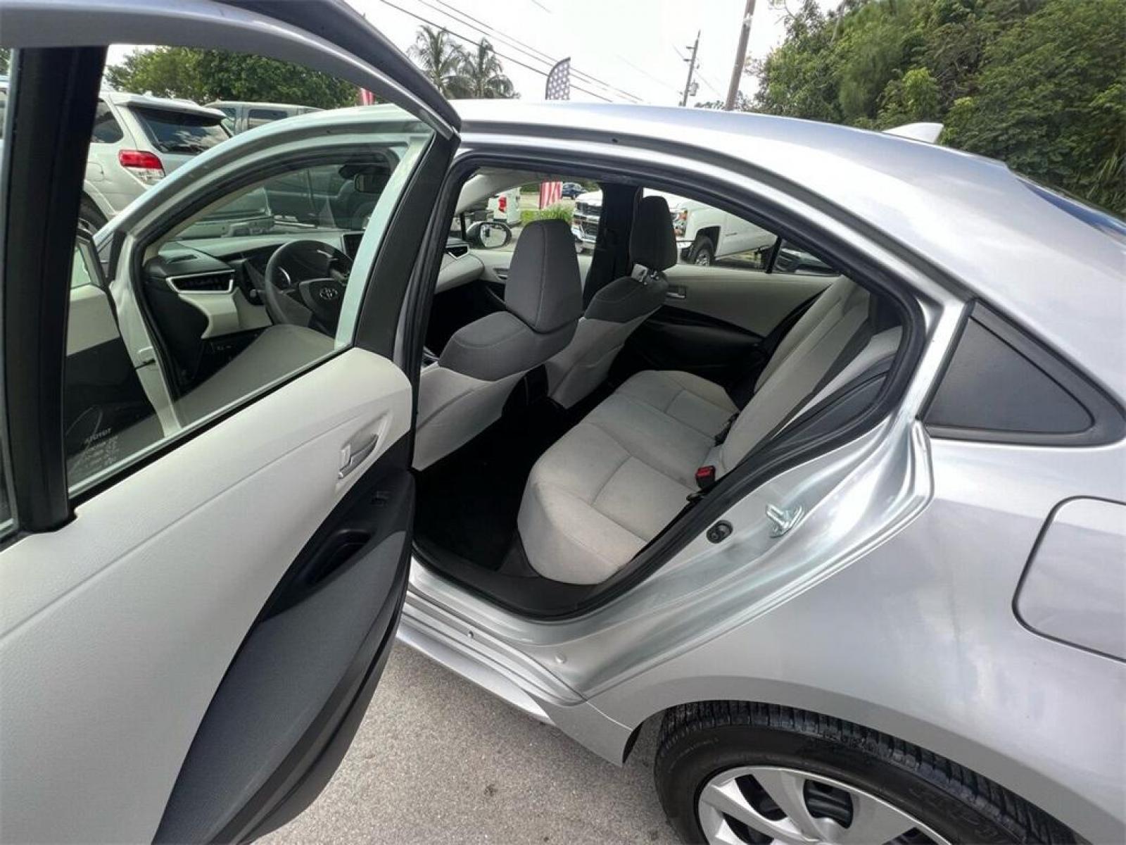 2020 Classic Silver Metallic Toyota Corolla LE (JTDEPRAE9LJ) with an 1.8L I4 DOHC 16V engine, CVT transmission, located at 27610 S Dixie Hwy, Homestead, FL, 33032, (305) 749-2348, 25.510241, -80.438301 - Photo #4
